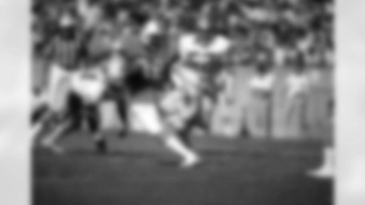 TAMPA, FL - DECEMBER 26: Tight end Jimmie Giles #88 of the Tampa Bay Buccaneers carries ball against the Detroit Lions at Tampa Stadium on December 26, 1982 in Tampa, Florida. The Buccaneers won 23-21. (photo by Allen's Studio/Tampa Bay Buccaneers)