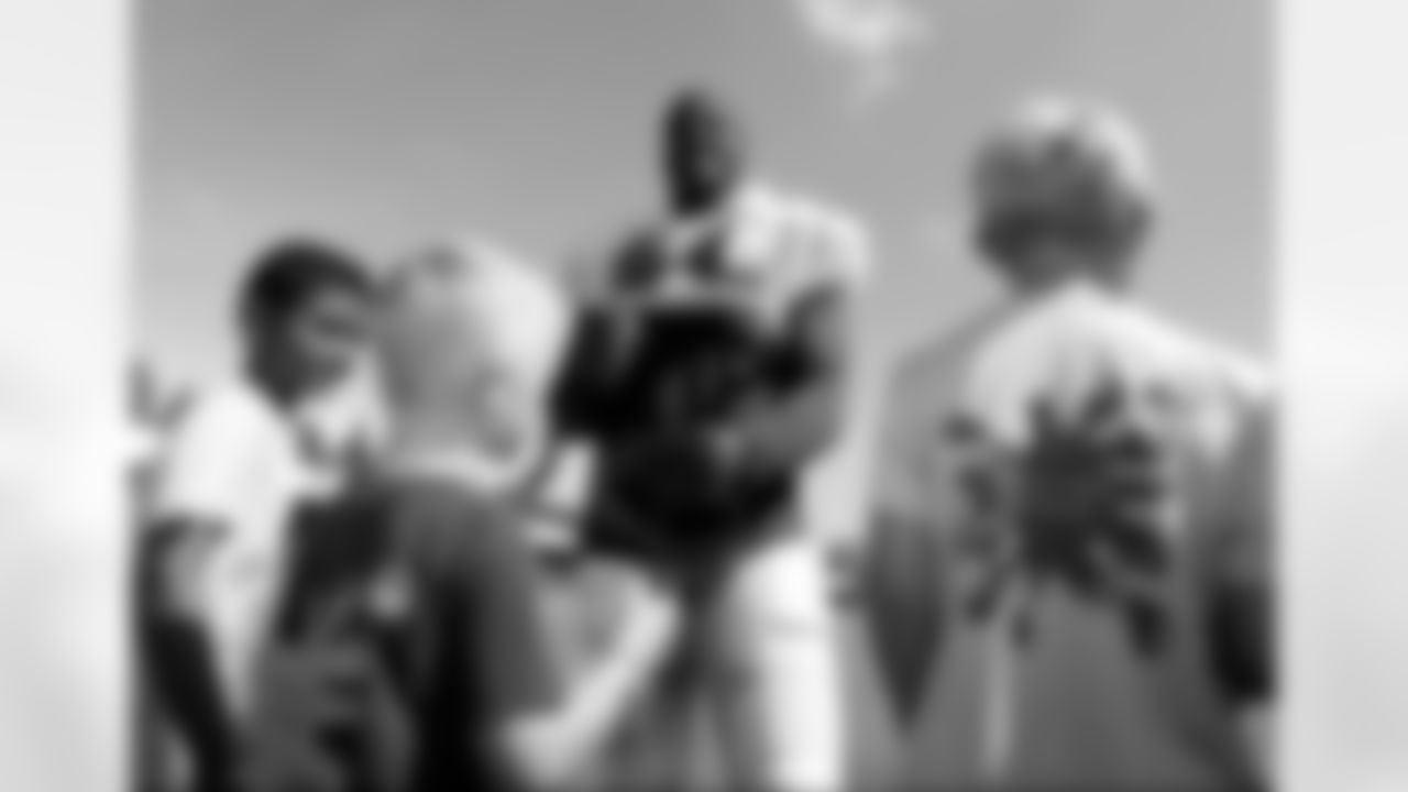 54 LB Lavonte David signs an autograph