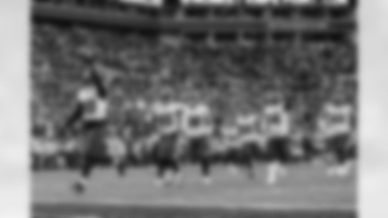 TAMPA, FL - January 23, 2022 - Outside Linebacker Jason Pierre-Paul #90, Inside Linebacker Devin White #45, Outside Linebacker Anthony Nelson #98, Safety Antoine Winfield Jr. #31, Cornerback Dee Delaney #30, Defensive Tackle Rakeem Nunez-Roches #56, Defensive Tackle Vita Vea #50 of the Tampa Bay Buccaneers celebrate a turnover during the NFC Divisional game between the Los Angeles Rams and Tampa Bay Buccaneers at Raymond James Stadium. The Rams won the game, 30-27. Photo By Jason Parkhurst/Tampa Bay Buccaneers