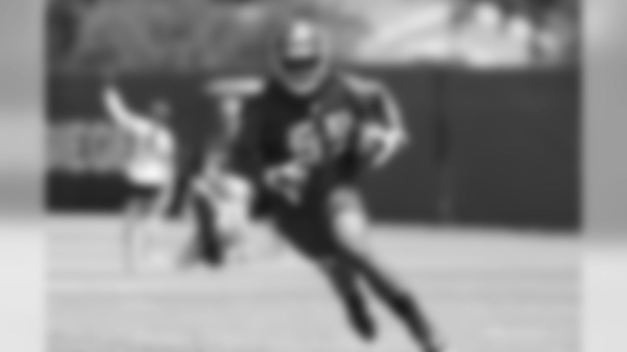 LB Devante Bond