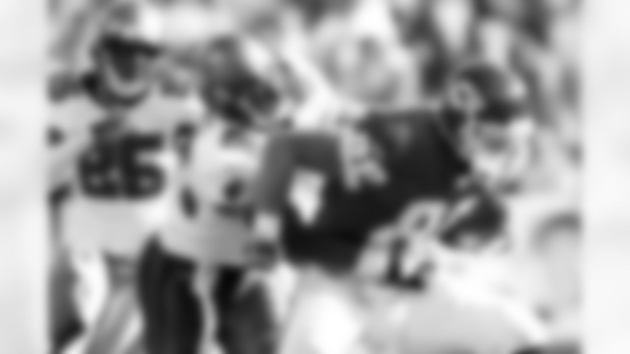 55 LB Derrick Brooks takes down the runner