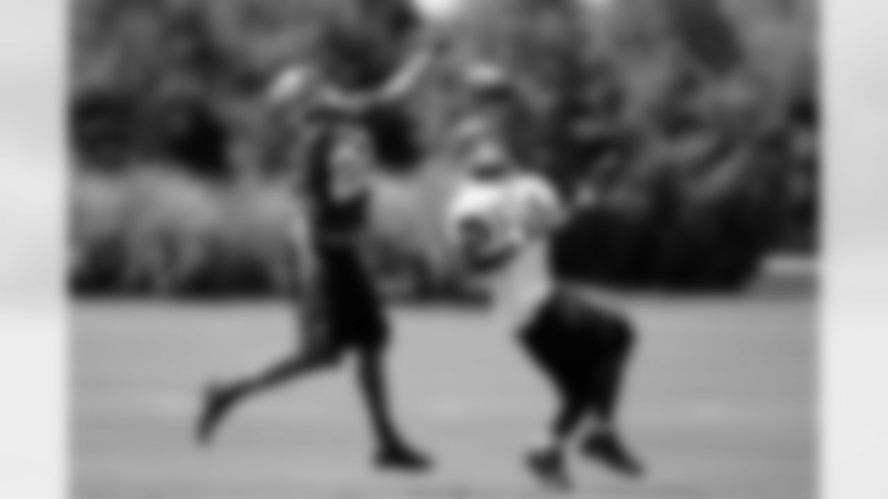 WR Joey Galloway finds the pass as it comes down over his shoulder