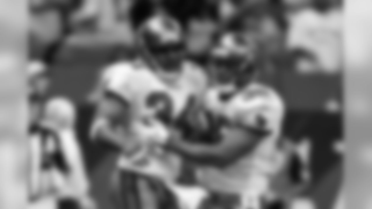 34 Earnest Graham carried the ball 22 times for 106 yards and a touchdown