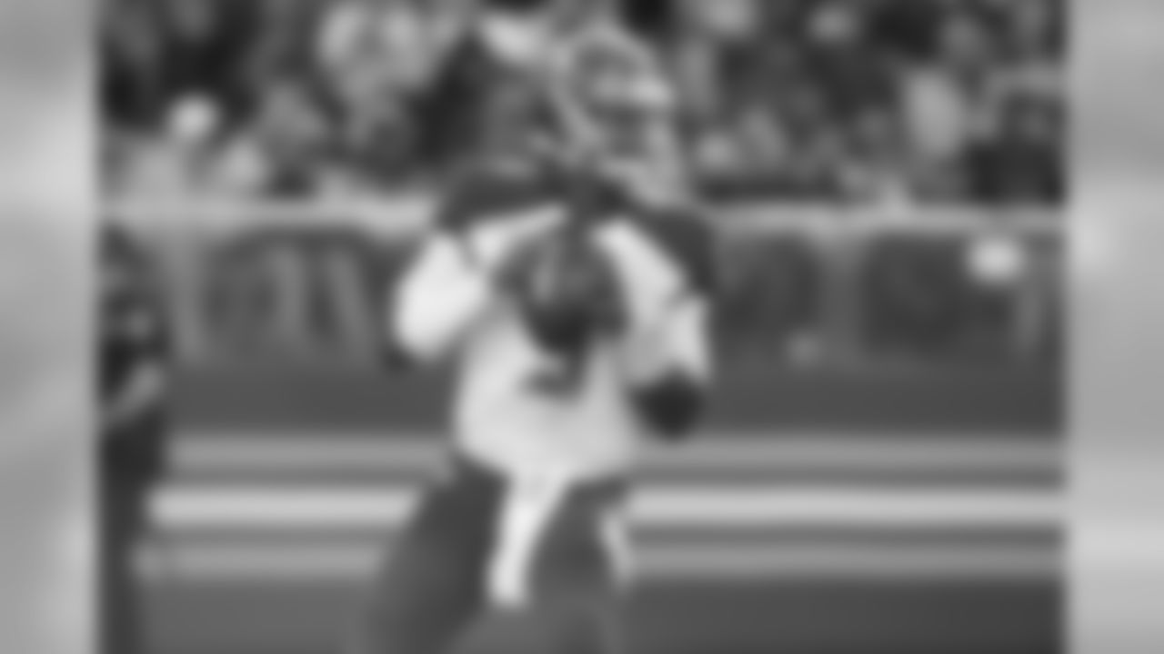 Jameis Winston throws a 19-yard touchdown pass against the Niners in Week 7.