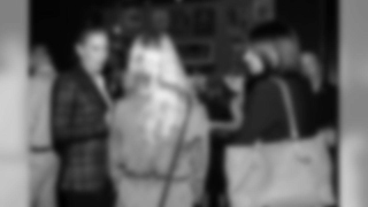 191121_TR_HolidayCardExhibit_024