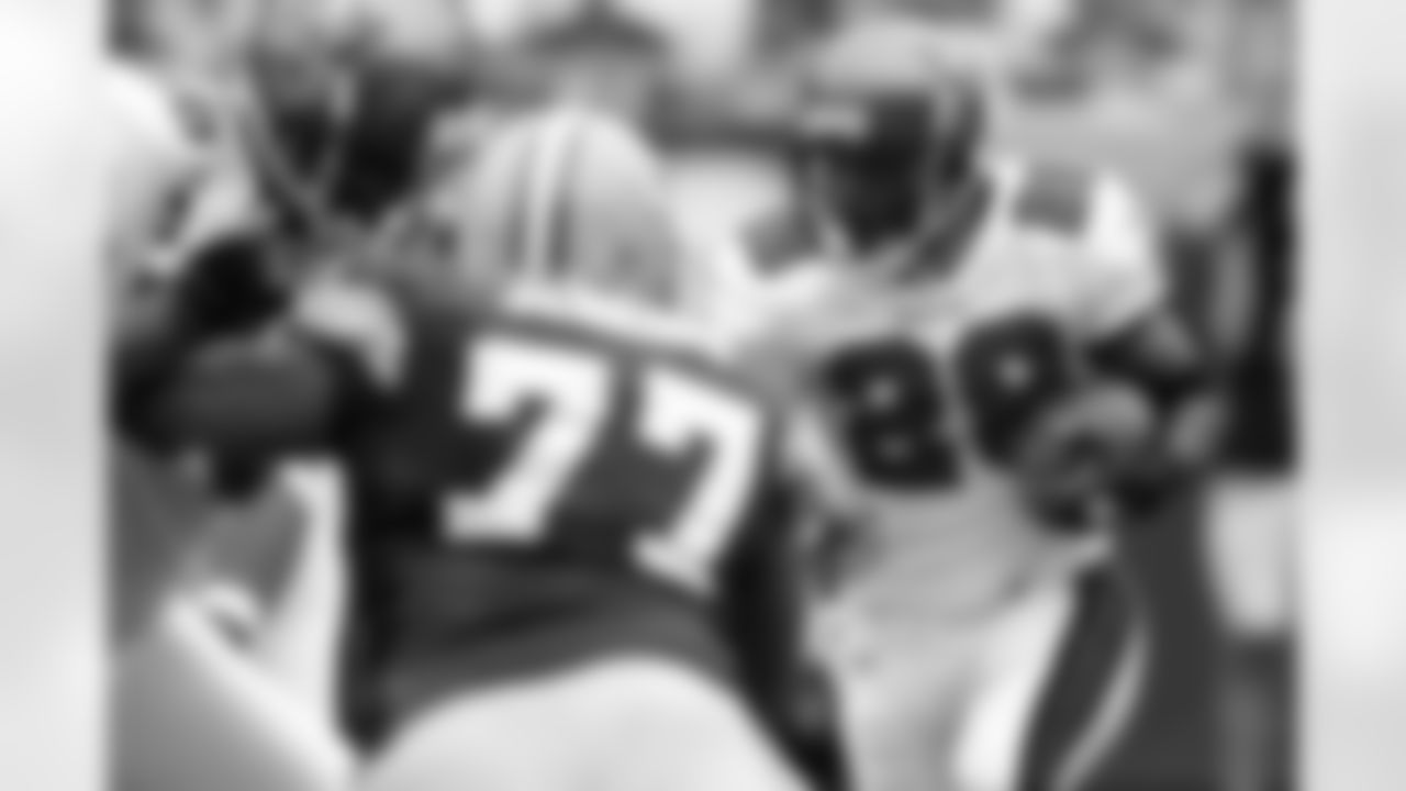 28 RB Warrick Dunn runs up the middle for 6 yards