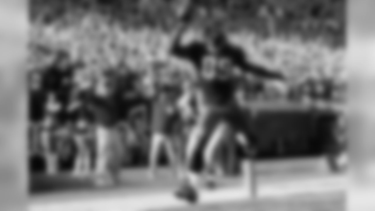 89 WR Antonio Bryant takes one home for a touchdown