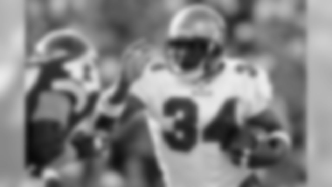 34 RB Earnest Graham gets 5 receptions for 29 yards in the game