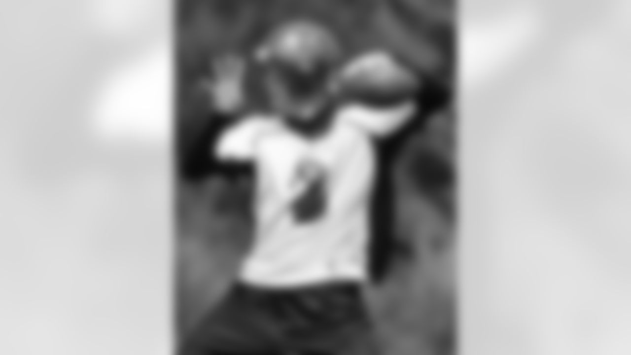 QB Chris Simms has his intended target in his sights