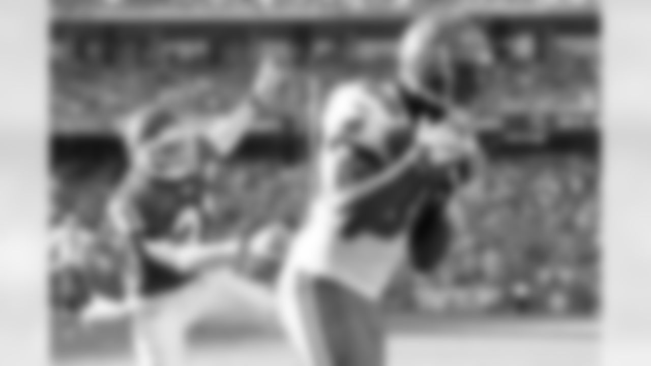 89 WR Antonio Bryant catches a touchdown pass to set up a 2 point conversion to move in to overtime