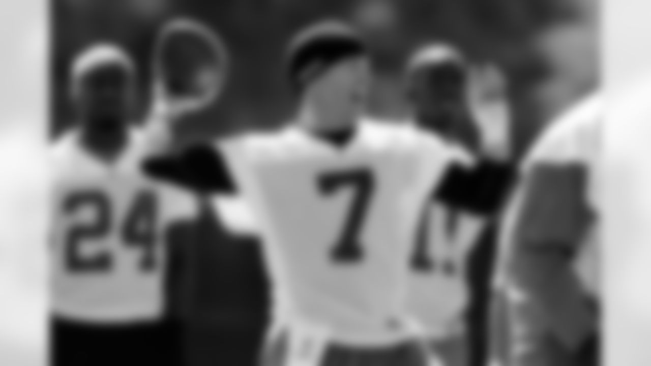 QB Jeff Garcia prepares to fire a hard pass down the middle of the field