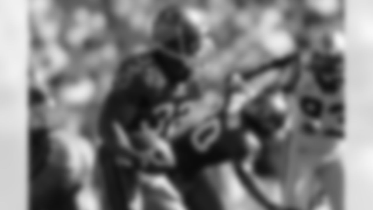 32 Michael Pittman takes the hand off six yards in the first quarter