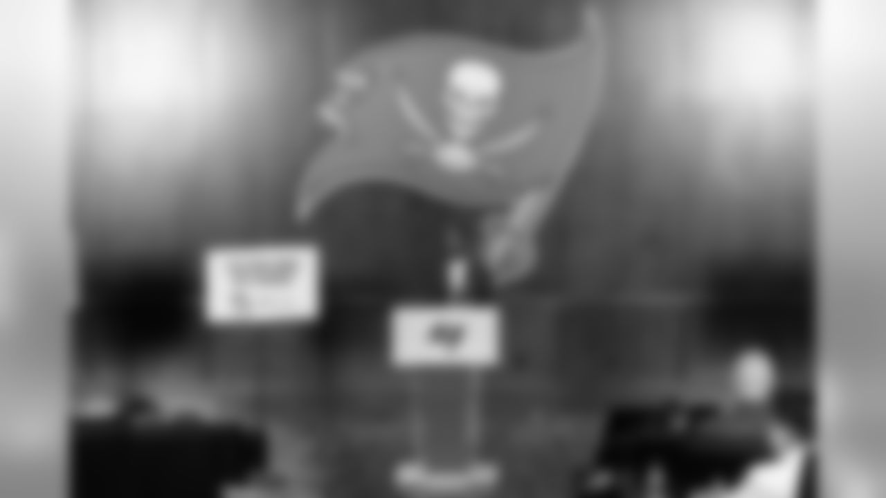 191121_TR_HolidayCardExhibit_047