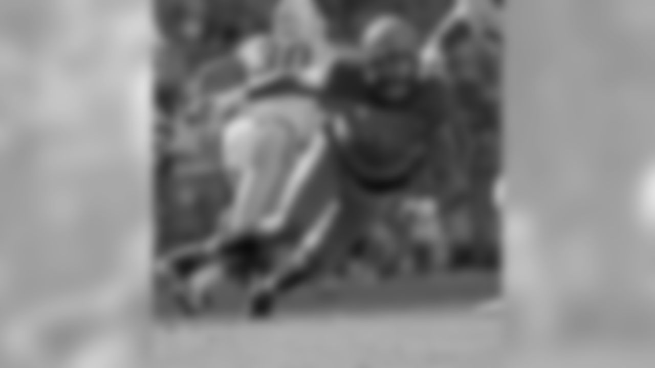 16 Derek Barnett - DE, Tennessee