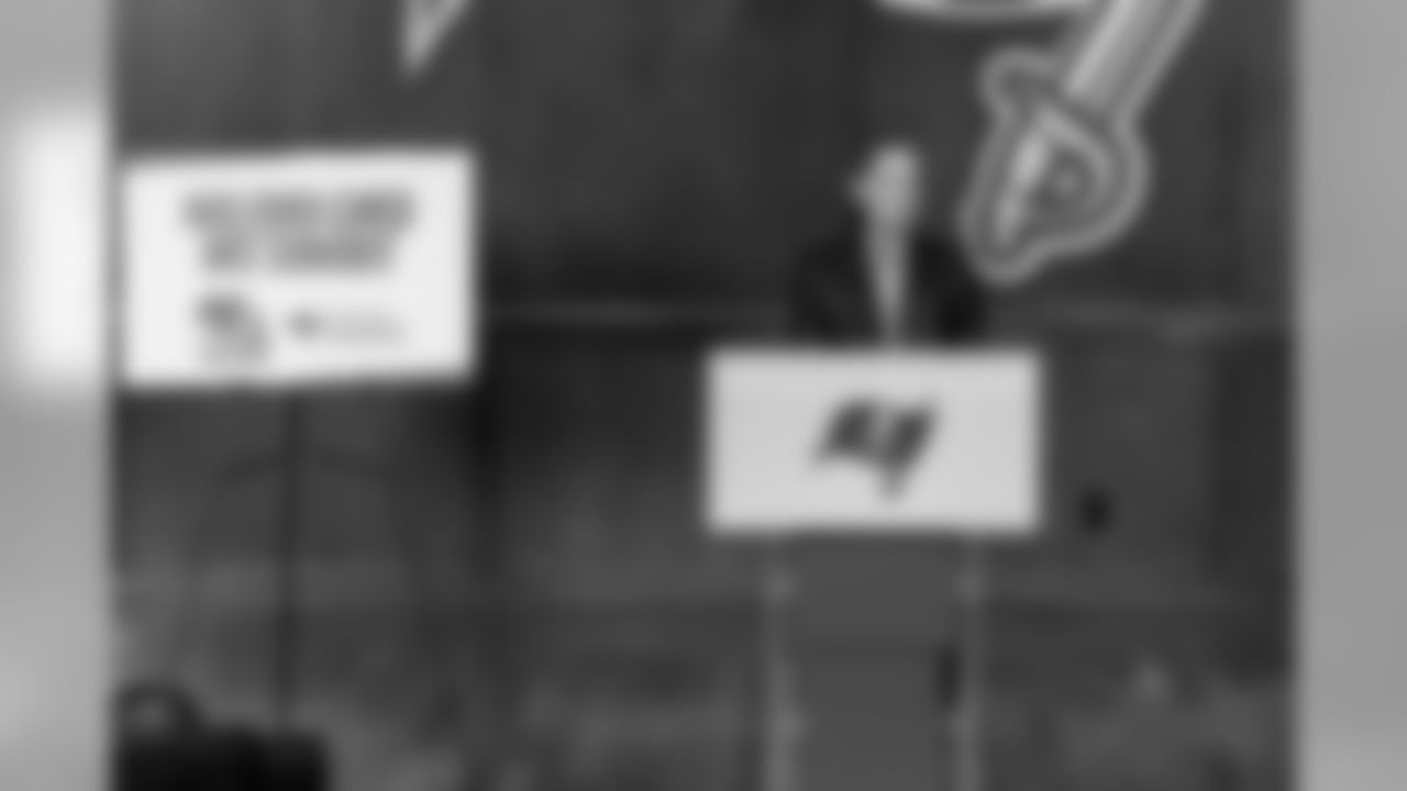 191121_TR_HolidayCardExhibit_050