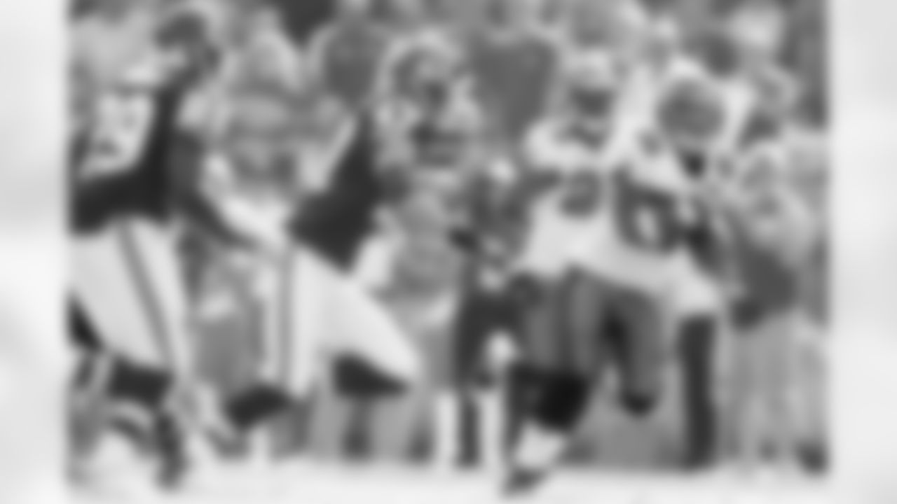 22 RB Clifton Smith takes a return in for 97 yards, touchdown