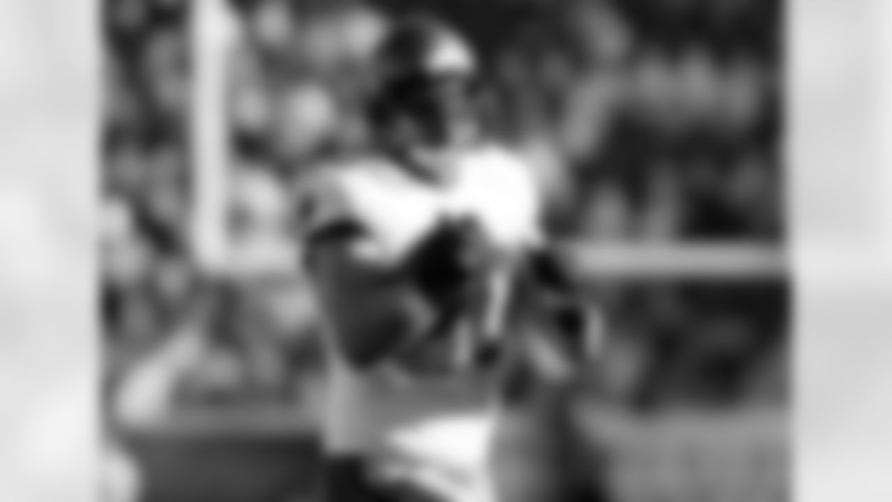 RB Brian Leonard runs after a late-game reception against the New England Patriots.