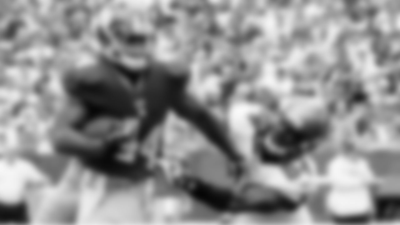 54 LB Geno Hayes tries to get a grab on the runner