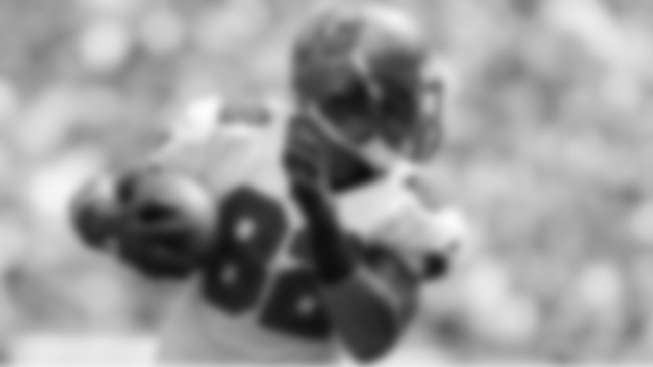 82 TE Kellen Winslow turns up field to find extra yards after the catch