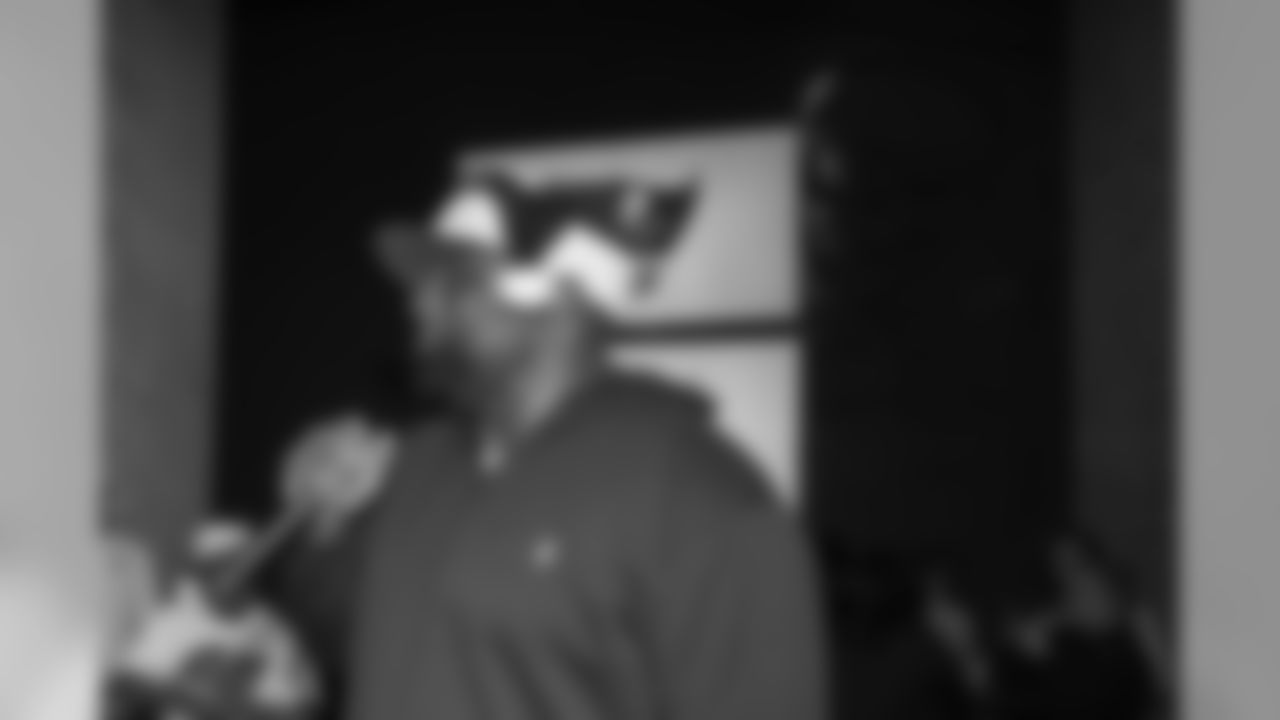181217_KZ_DLineDeliversChristmas_014