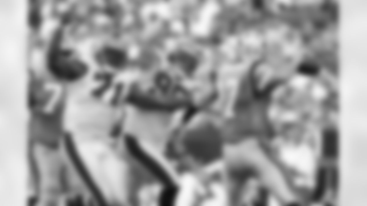 95 DT Chris Hovan attempts to block a pass