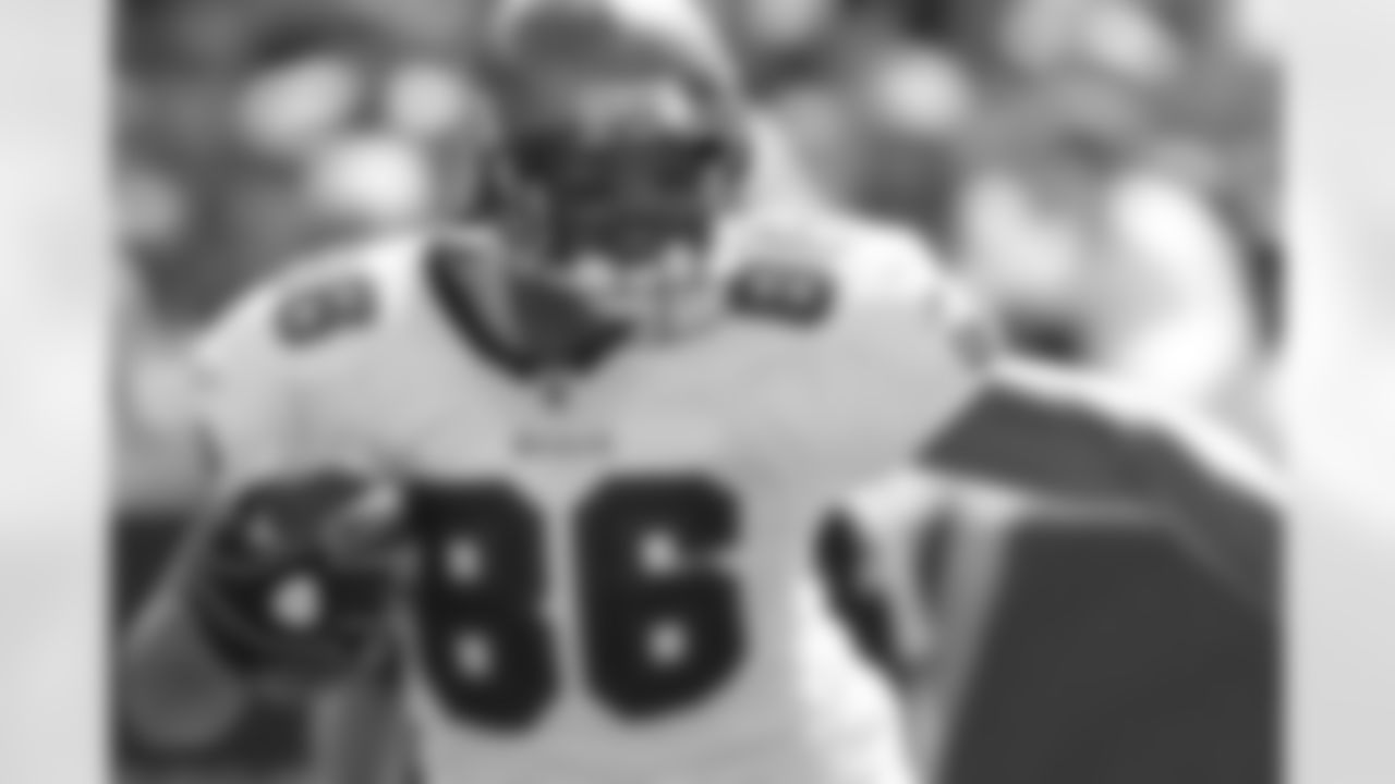 86 TE Jeremy Stevens gets 13 yards on a catch