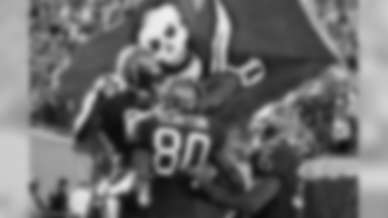 89 WR Antonio Bryant celebrates a touchdown