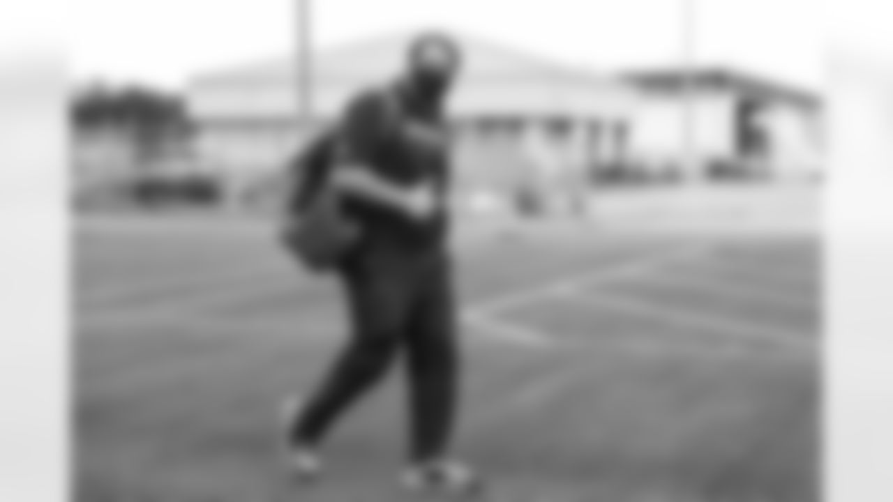 Guard Ali Marpet departs for Tampa Bay vs. Chicago