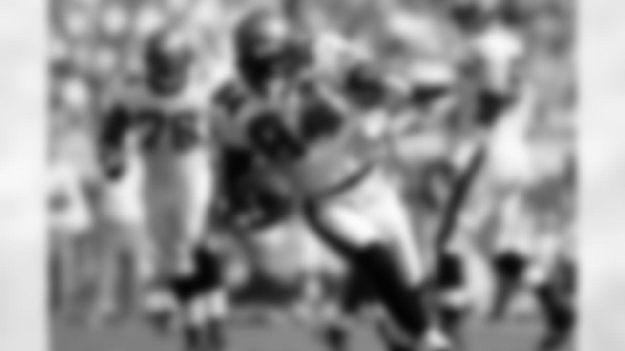 84 WR Joey Galloway catches a pass for a 13 yards for a first down and set up a touchdown