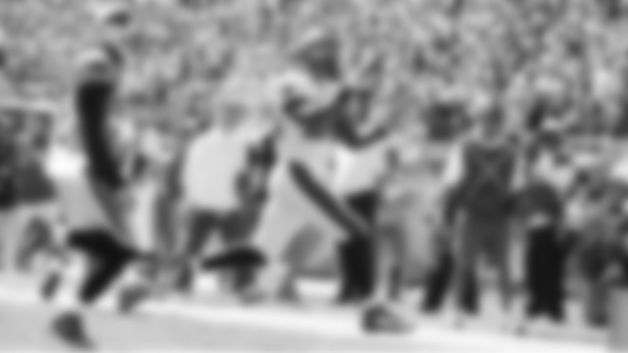 24 RB Carnell Williams had 77 yards and a touchdown through the third quarter