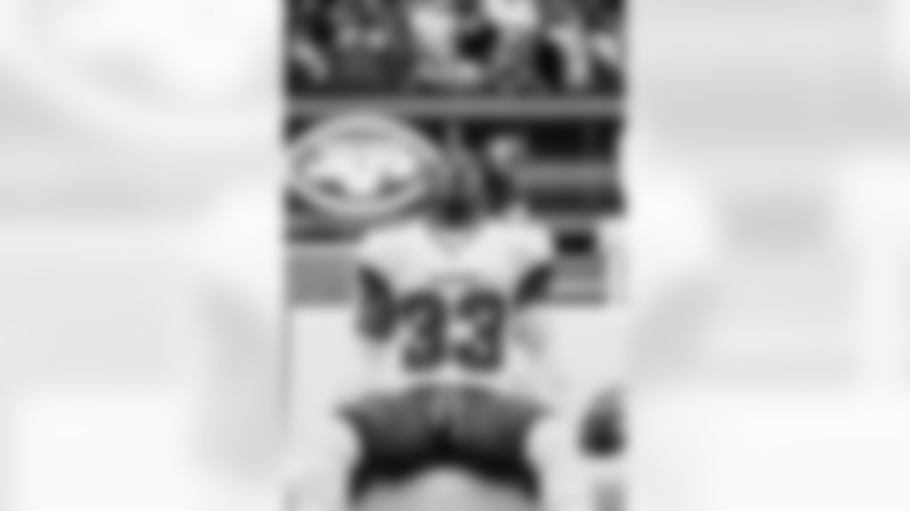 EAST RUTHERFORD, NJ - JANUARY 02, 2022 - Safety Jordan Whitehead #33 of the Tampa Bay Buccaneers before the game between the Tampa Bay Buccaneers and New York Jets at MetLife Stadium. The Buccaneers won the game, 28-24. Photo By Tori Richman/Tampa Bay Buccaneers