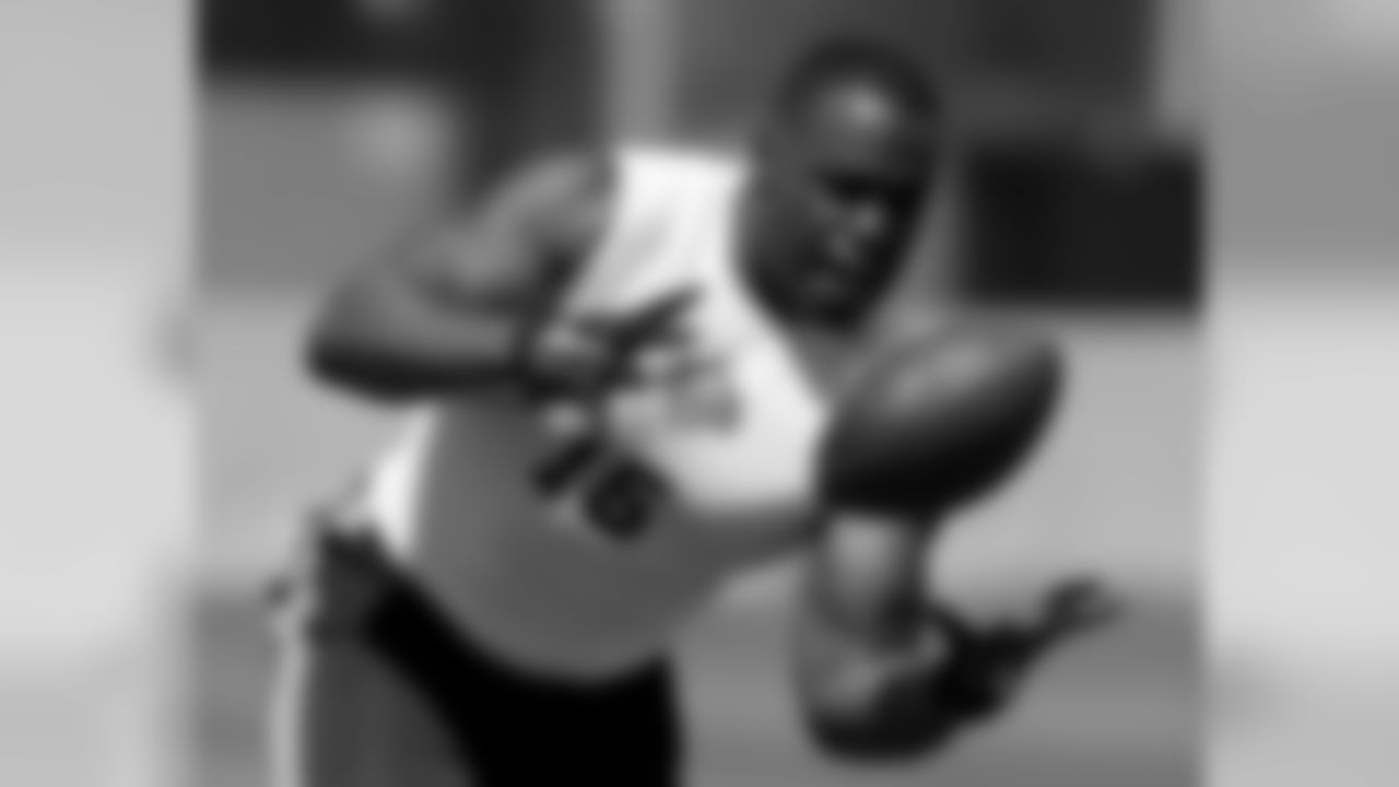 Linebacker Jeremy Kimbrough can not make the catch during the NFL veterans combine football workout, Sunday, March 22, 2015, in Tempe, Ariz. (AP Photo/Rick Scuteri)