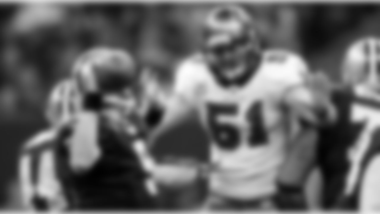 51 LB Barrett Ruud brings the pass rush