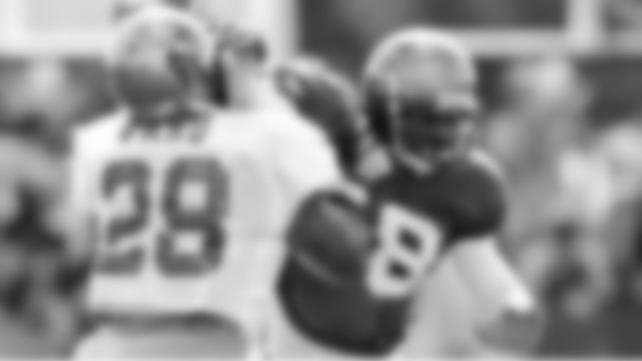 LB Quincy Black tries to shake off RB Derrick Ward in a one-on-one blocking drill