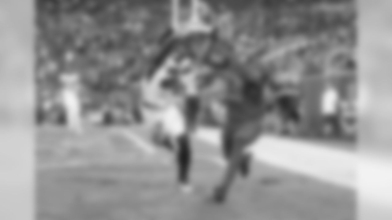 Mike Evans catches a 24-yard touchdown pass against the Falcons in Week 9.
