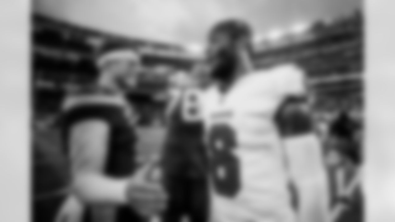 EAST RUTHERFORD, NJ - JANUARY 02, 2022 - Running Back Le'Veon Bell #6 of the Tampa Bay Buccaneers after the game between the Tampa Bay Buccaneers and New York Jets at MetLife Stadium. The Buccaneers won the game, 28-24. Photo By Tori Richman/Tampa Bay Buccaneers