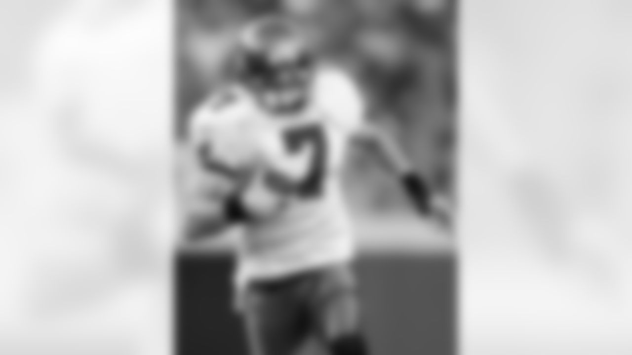 QB Jeff Garcia scrambles around the left end for six yards