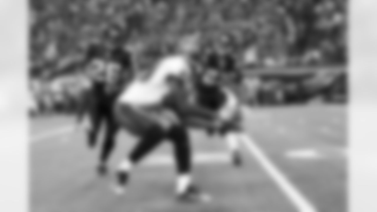 89 WR Antonio Bryant catches a low pass and picks up 22 yards