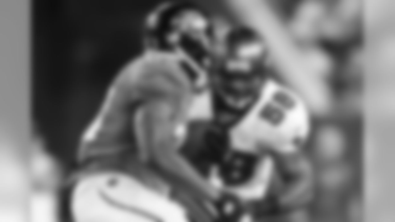 58 LB Quincy Black zeros in on the ball carrier