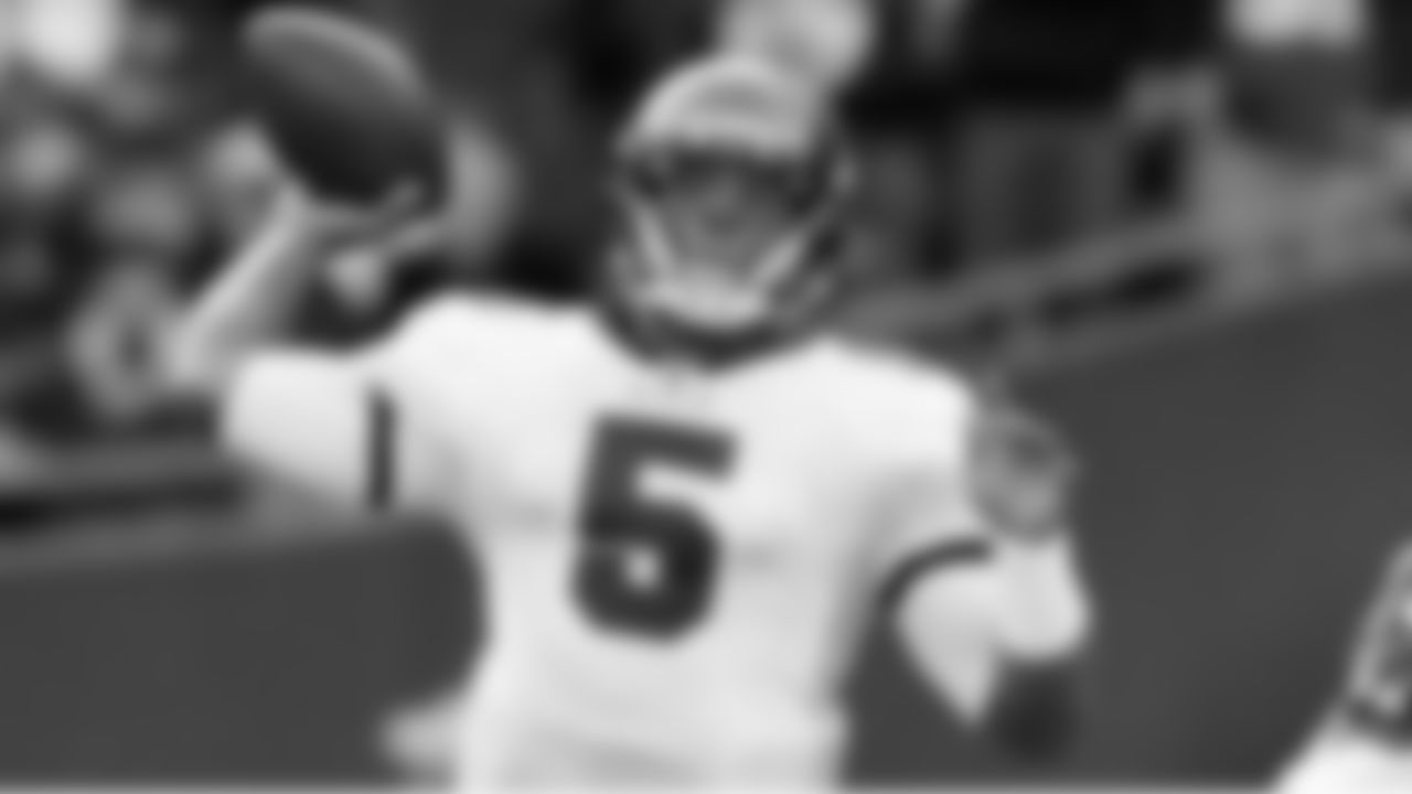 5 QB Josh Freeman lets one fly in the first half