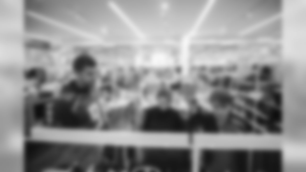 191218_TR_LinebackersLightUpHolidays_023