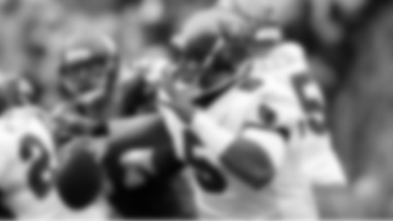 5 QB Josh Freeman breaks free and runs to make first down