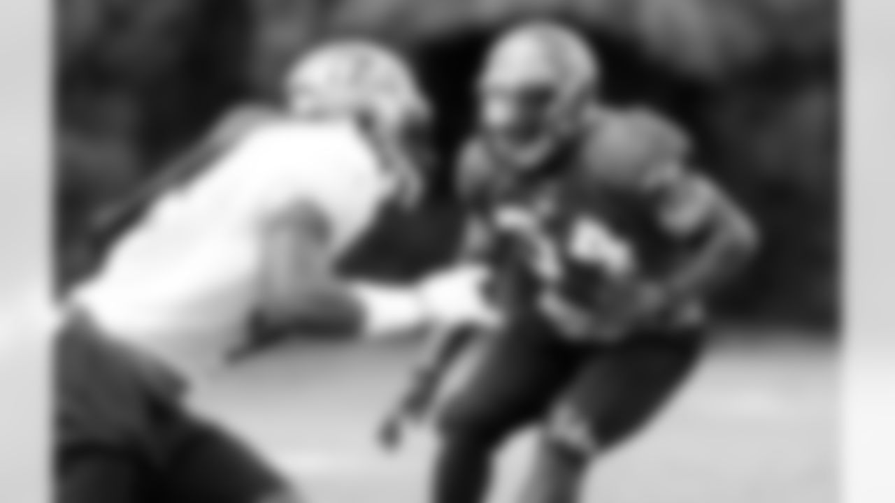 LB Lavonte David drops back into pass coverage.