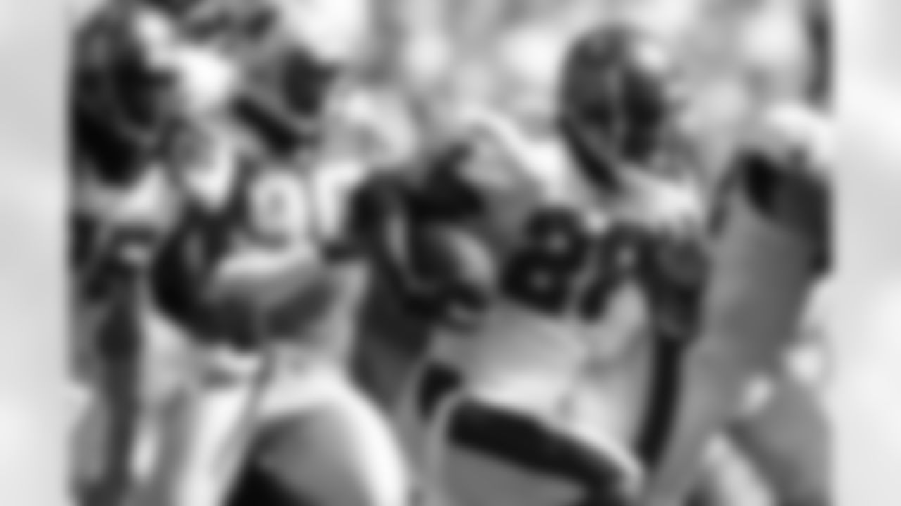 28 RB Warrick Dunn picks up 5 yards on a run in the 3rd quarter