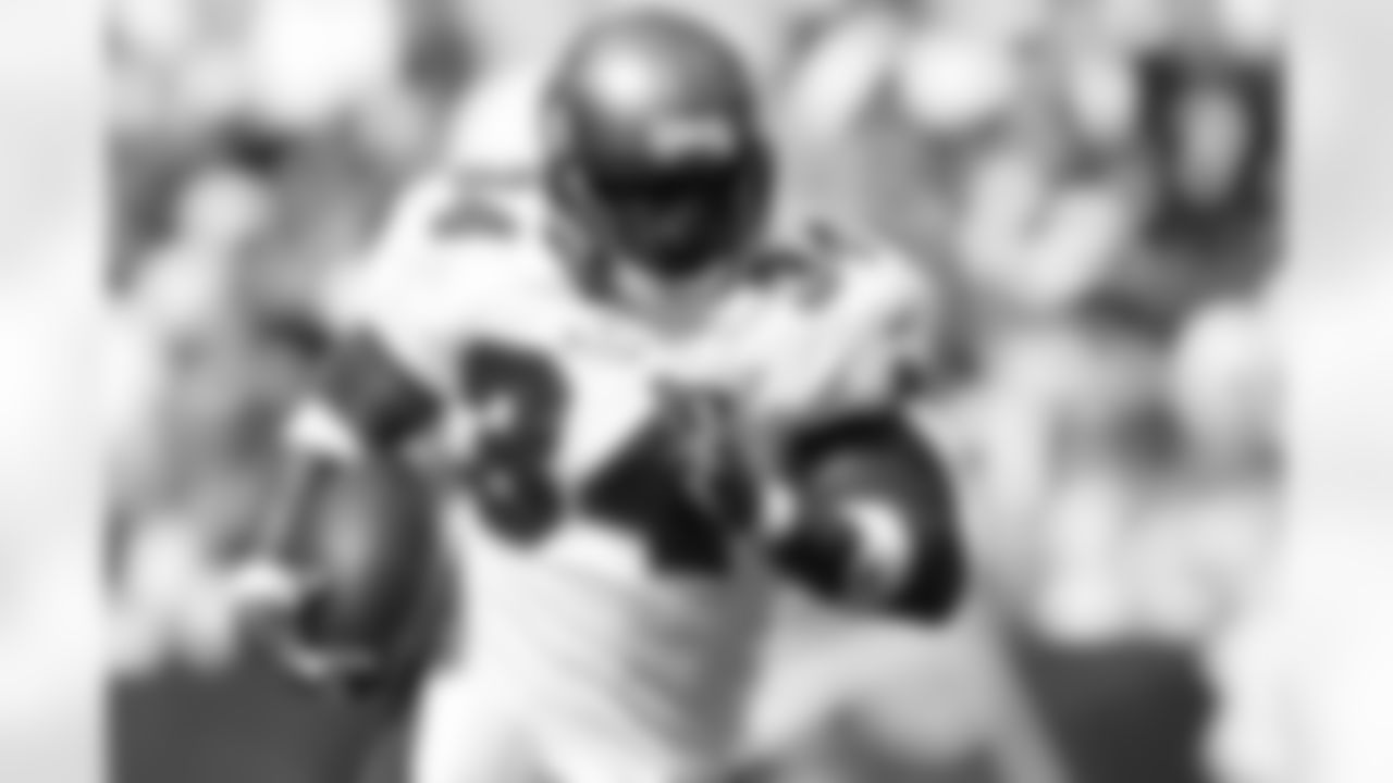 34 RB Earnest Graham drives in 1 yard for a touchdown in the 4th quarter