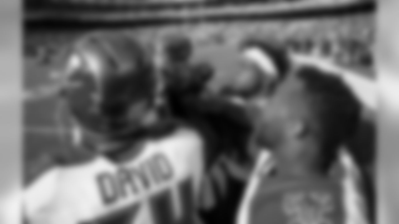 54 LB Lavonte David, #52 LB Cameron Lynch, and #58 LB Kwon Alexander