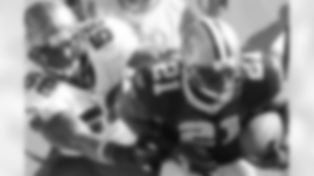58 LB Quincy Black drags down the ball carrier