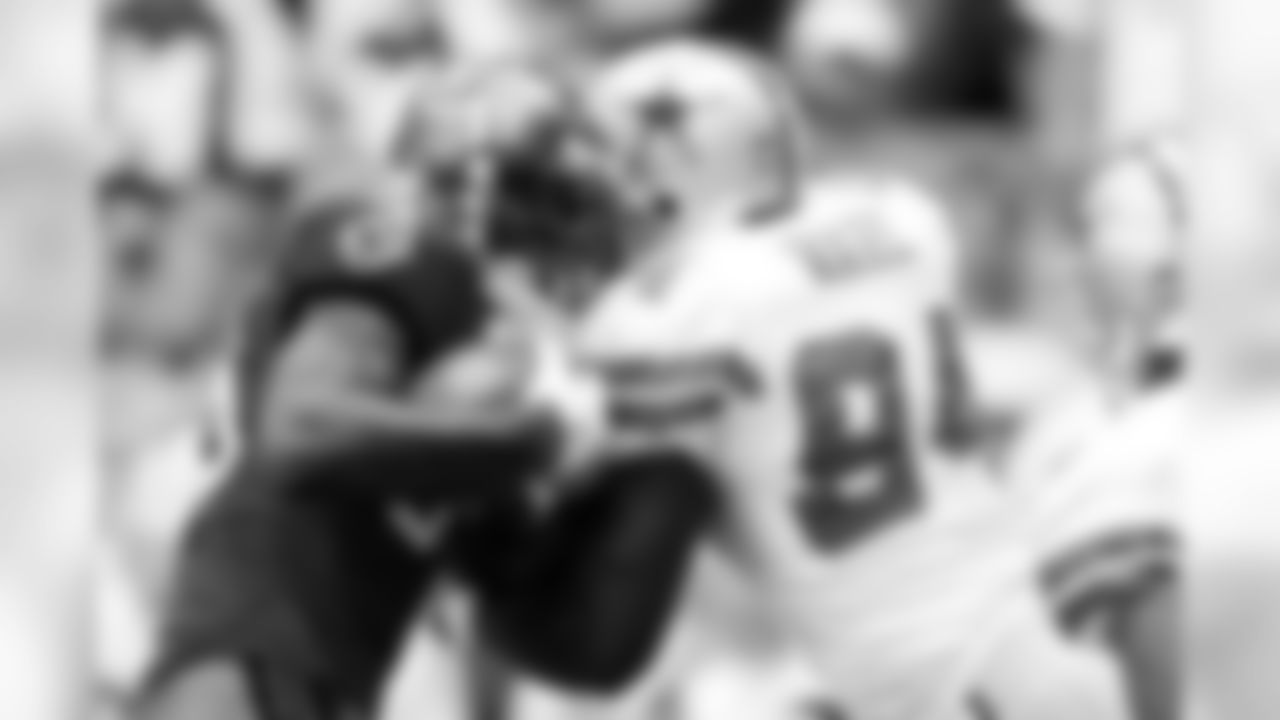 89 WR Antonio Bryant catches a pass to gain 12 yards