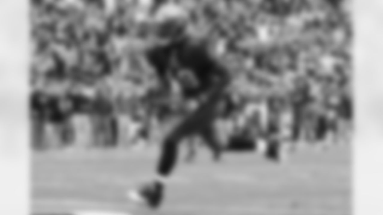 19 WR Mike Williams finds room in the open field