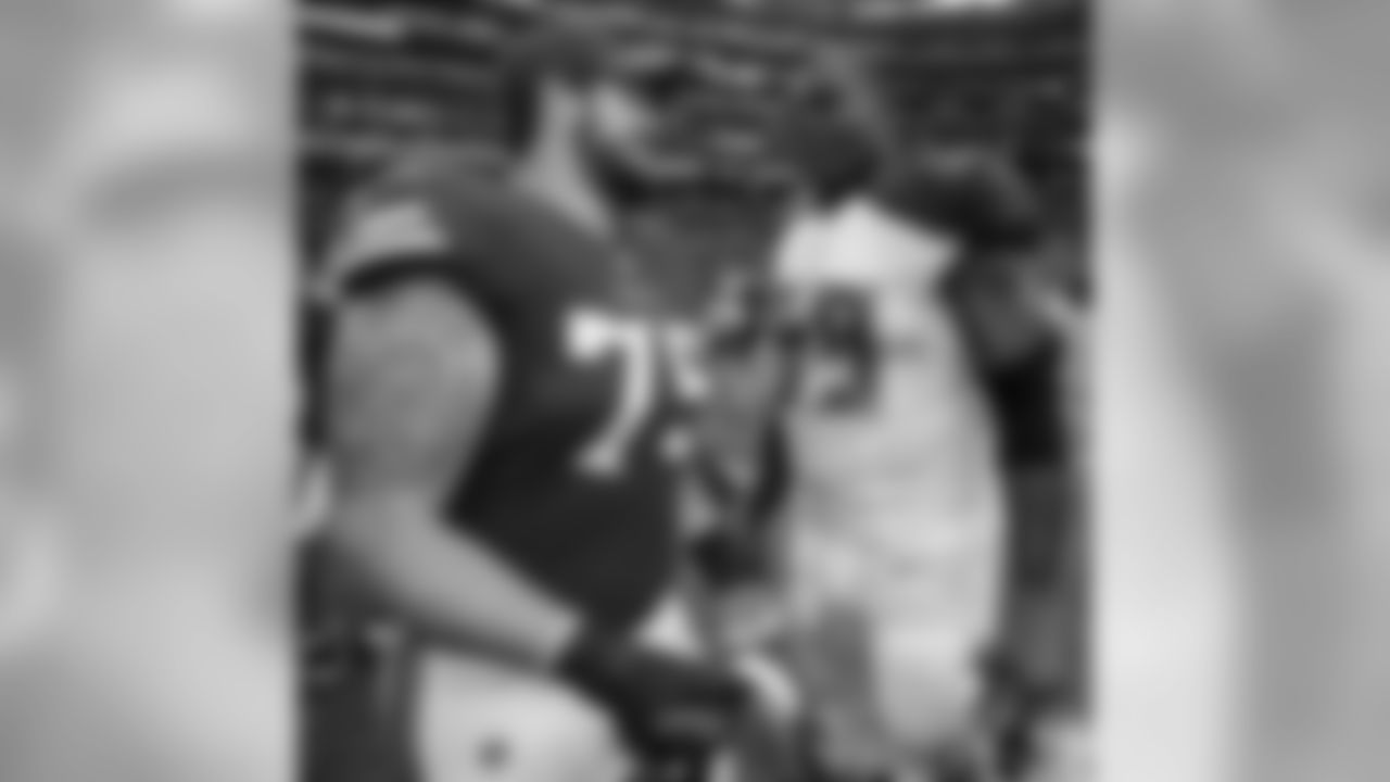 Vikings G/T Jeremiah Sirles and OT Demar Dotson